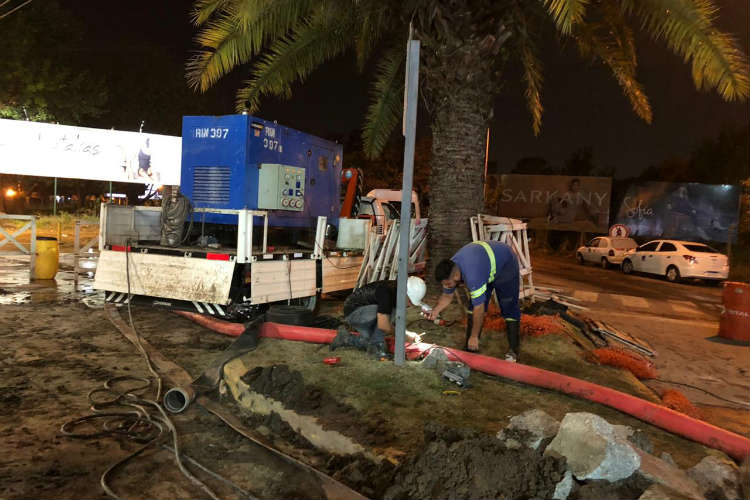 AySA repara una cañería de agua en Gral. Pacheco dañada por una contratista de gas mientras realizaba trabajos