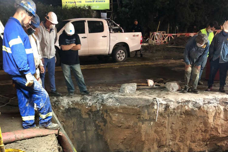 AySA repara una cañería de agua en Gral. Pacheco dañada por una contratista de gas mientras realizaba trabajos