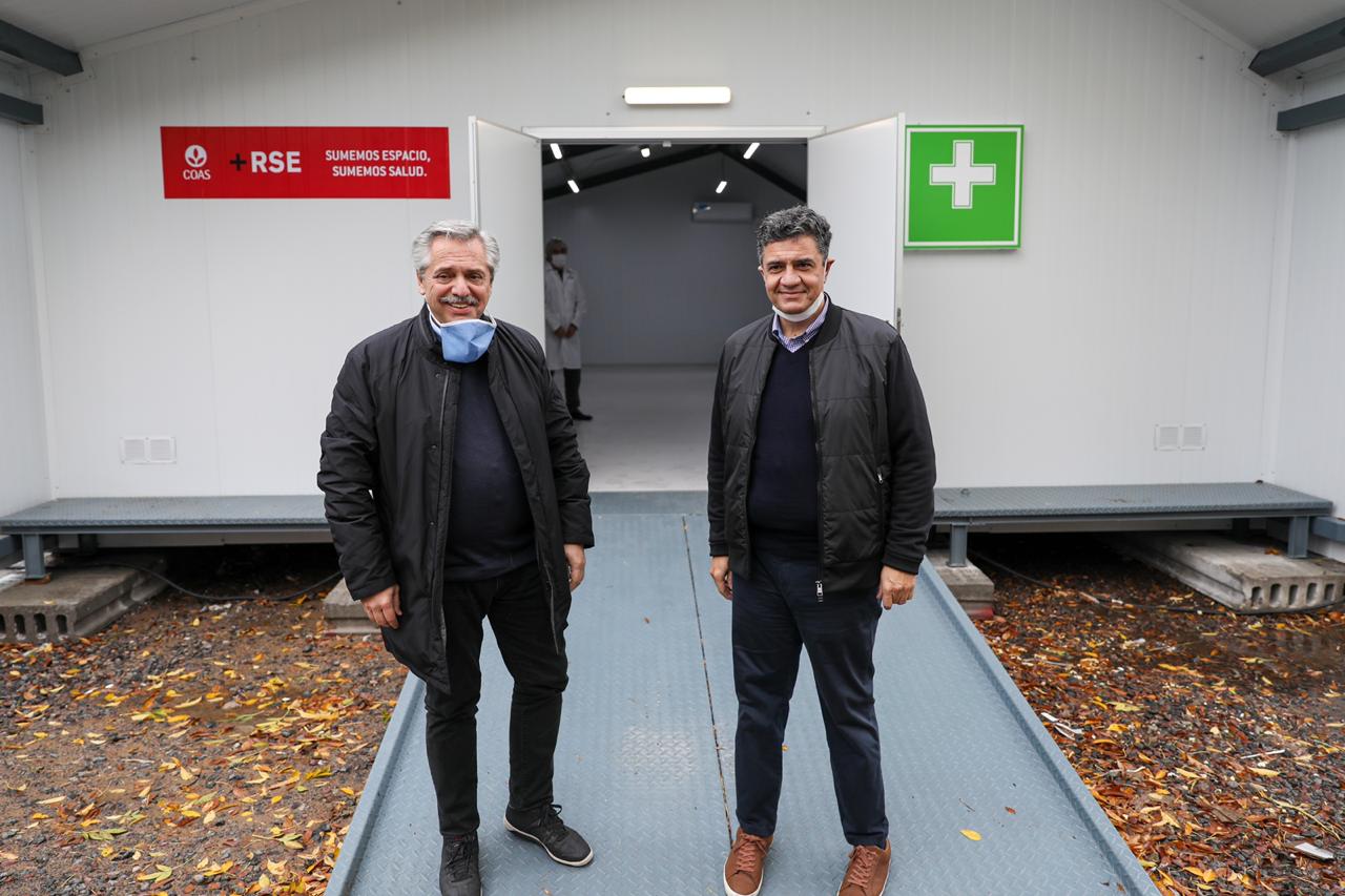 El presidente Alberto Fernández visitó esta tarde un hospital de campaña que será destinado a la atención de pacientes con coronavirus en el polideportivo municipal de Vicente López, junto al intendente local, Jorge Macri.
El presidente Alberto Fernández visitó esta tarde un hospital de campaña que será destinado a la atención de pacientes con coronavirus en el polideportivo municipal de Vicente López, junto al intendente local, Jorge Macri.