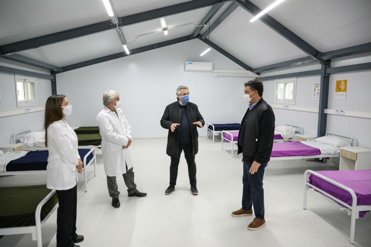 El presidente Alberto Fernández visitó esta tarde un hospital de campaña que será destinado a la atención de pacientes con coronavirus en el polideportivo municipal de Vicente López, junto al intendente local, Jorge Macri.
El presidente Alberto Fernández visitó esta tarde un hospital de campaña que será destinado a la atención de pacientes con coronavirus en el polideportivo municipal de Vicente López, junto al intendente local, Jorge Macri.