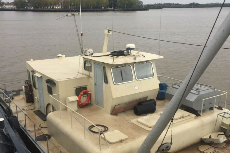 Reparan un pontón para la limpieza de vías fluviales del Delta