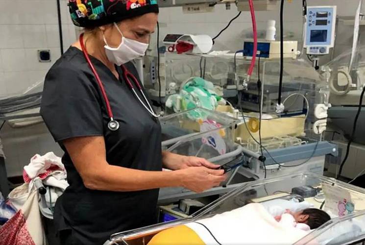 La original idea de una Doctora del Hospital de Pacheco permite a una madre con coronavirus mantener contacto con su bebé recién nacida