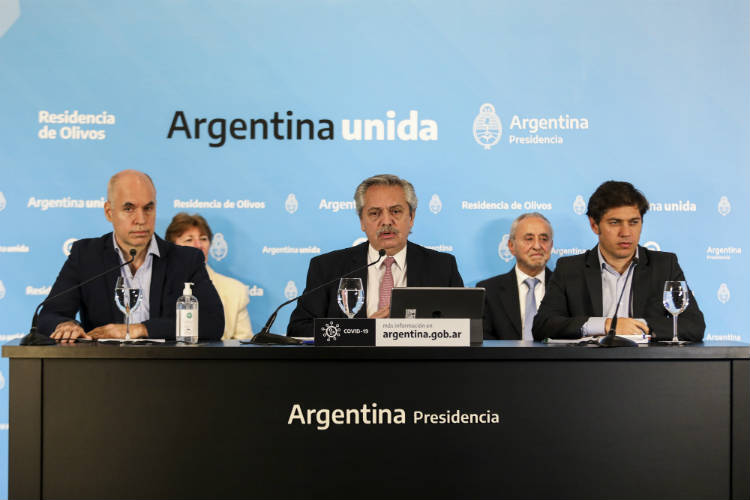 Alberto Fernandez en una conferencia de prensa que ofreció en la quinta de Olivos acompañado por el gobernador bonaerense, Axel Kicillof, y el jefe de Gobierno porteño, Horacio Rodríguez Larreta.
