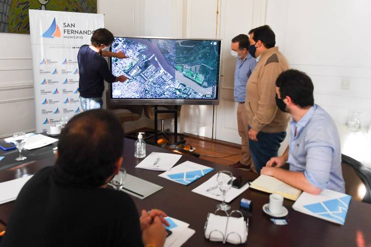 El Intendente Juan Andreotti firmó un convenio con el Presidente de la Agencia de Administración de Bienes del Estado, Martín Cosentino, y su Vicepresidente Juan Debandi donde se otorga al Municipio 9,75 hectáreas de terrenos abandonados que pertenecían al Estado Nacional.
El Intendente Juan Andreotti firmó un convenio con el Presidente de la Agencia de Administración de Bienes del Estado, Martín Cosentino, y su Vicepresidente Juan Debandi donde se otorga al Municipio 9,75 hectáreas de terrenos abandonados que pertenecían al Estado Nacional.