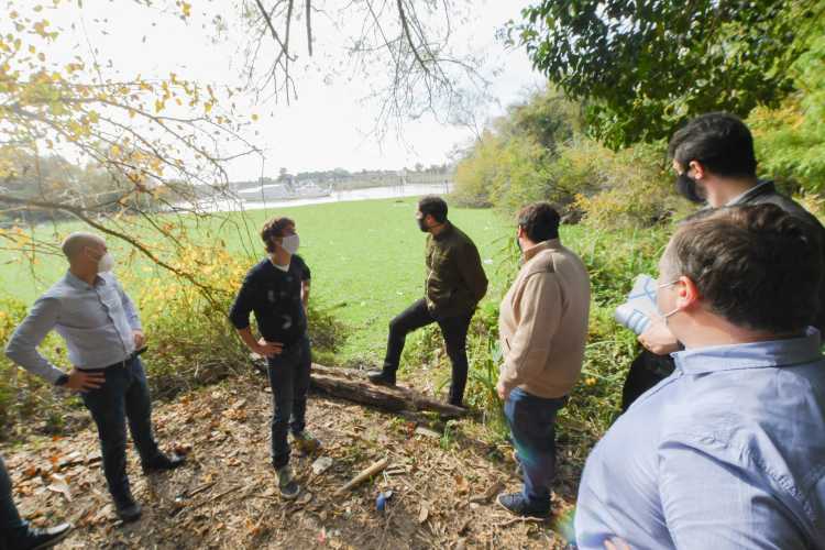 El Intendente Juan Andreotti firmó un convenio con el Presidente de la Agencia de Administración de Bienes del Estado, Martín Cosentino, y su Vicepresidente Juan Debandi donde se otorga al Municipio 9,75 hectáreas de terrenos abandonados que pertenecían al Estado Nacional.
El Intendente Juan Andreotti firmó un convenio con el Presidente de la Agencia de Administración de Bienes del Estado, Martín Cosentino, y su Vicepresidente Juan Debandi donde se otorga al Municipio 9,75 hectáreas de terrenos abandonados que pertenecían al Estado Nacional.