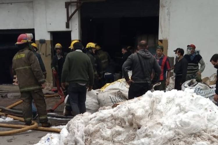 Controlaron un incendio en una fábrica textil de San Martín: Un Bombero Herido