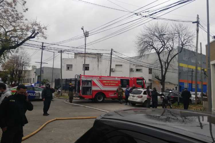Controlaron un incendio en una fábrica textil de San Martín: Un Bombero Herido