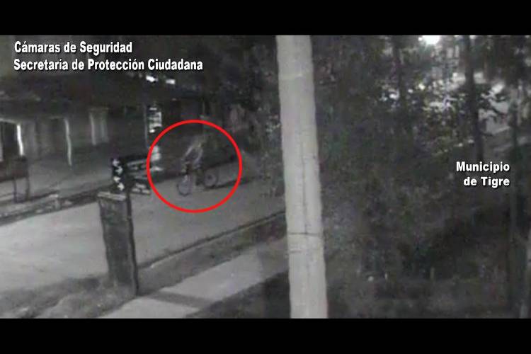 El sistema de monitoreo del Centro de Operaciones Tigre registró al sujeto escapando luego de sustraer el rodado en una vivienda sobre las calles Triunvirato e Ituzaingó. Fue interceptado y puesto a disposición de la justicia.
El sistema de monitoreo del Centro de Operaciones Tigre registró al sujeto escapando luego de sustraer el rodado en una vivienda sobre las calles Triunvirato e Ituzaingó. Fue interceptado y puesto a disposición de la justicia.