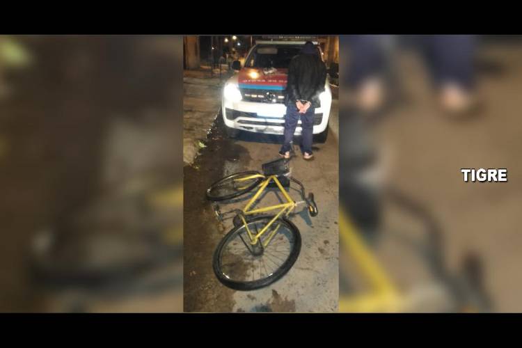 El sistema de monitoreo del Centro de Operaciones Tigre registró al sujeto escapando luego de sustraer el rodado en una vivienda sobre las calles Triunvirato e Ituzaingó. Fue interceptado y puesto a disposición de la justicia.
El sistema de monitoreo del Centro de Operaciones Tigre registró al sujeto escapando luego de sustraer el rodado en una vivienda sobre las calles Triunvirato e Ituzaingó. Fue interceptado y puesto a disposición de la justicia.