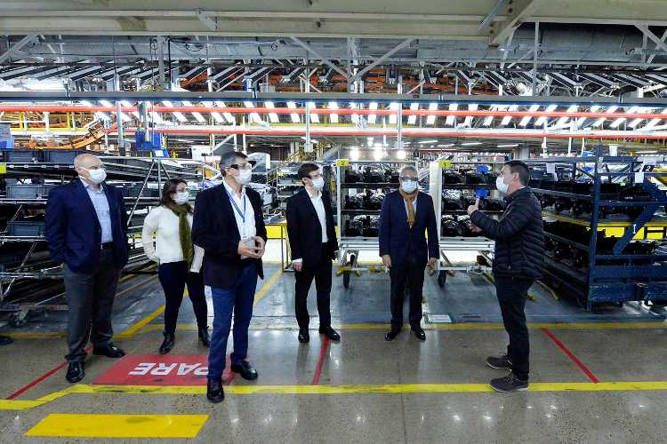 Julio Zamora y Augusto Costa recorrieron la planta Ford en Tigre tras la reapertura de sus actividades