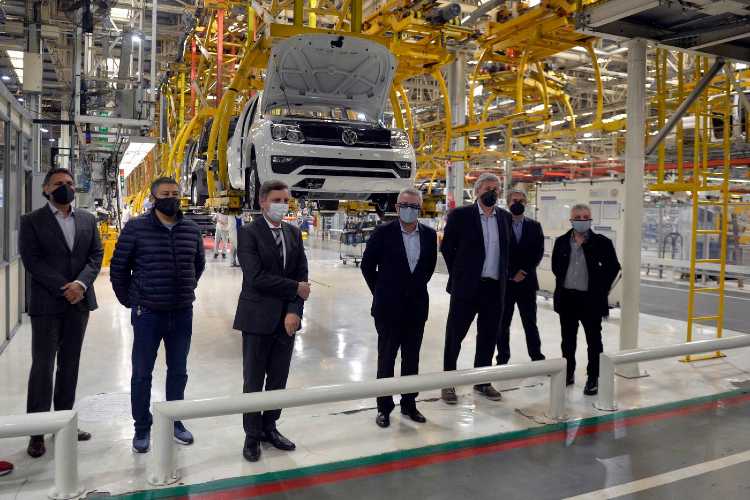 El intendente recorrió la planta de Volkswagen junto al secretario de Industria, Economía del Conocimiento y Gestión Comercial Externa de la Nación, Ariel Schale. 