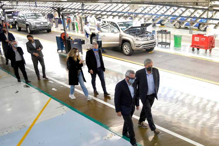 El intendente recorrió la planta de Volkswagen junto al secretario de Industria, Economía del Conocimiento y Gestión Comercial Externa de la Nación, Ariel Schale. El intendente recorrió la planta de Volkswagen junto al secretario de Industria, Economía del Conocimiento y Gestión Comercial Externa de la Nación, Ariel Schale.