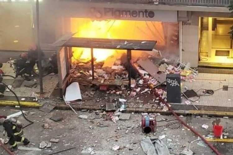 Dos bomberos muertos y seis heridos por explosiones e incendio en una perfumería de Villa Crespo