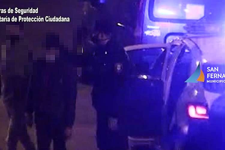 Tres jóvenes fueron visualizados por cámaras de seguridad en un intento de hurto empujando un automóvil en Virreyes.