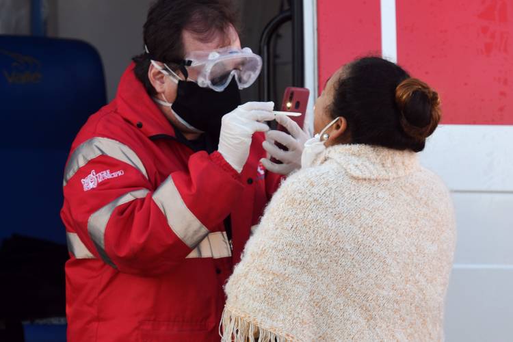 Intensifican la búsqueda de casos de coronavirus tras 37 contagios en un barrio de Tigre