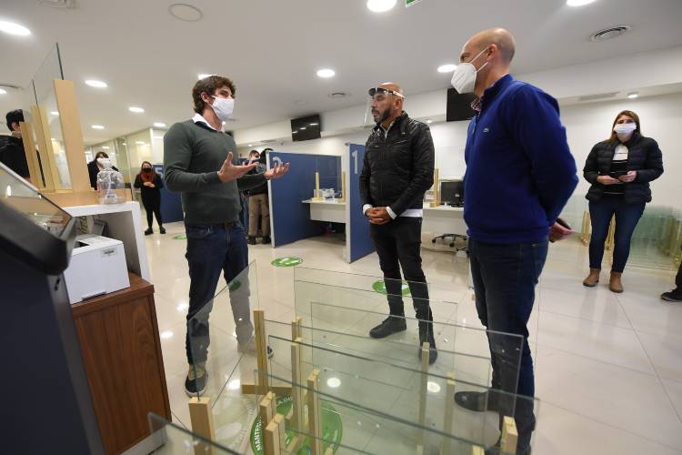 Juan Andreotti agradeció a la empresa IMS, que donó protectores de vidrio para oficinas municipales 
