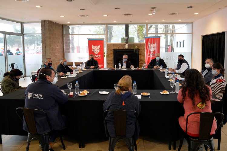 Participaron de la reunión realizada en Tigre el ministro de Salud bonaerense, Daniel Gollan, el ministro de Desarrollo de la Comunidad bonaerense, Andrés Larroque, el intendente local, Julio Zamora, junto a otros funcionarios. Participaron de la reunión realizada en Tigre el ministro de Salud bonaerense, Daniel Gollan, el ministro de Desarrollo de la Comunidad bonaerense, Andrés Larroque, el intendente local, Julio Zamora, junto a otros funcionarios.