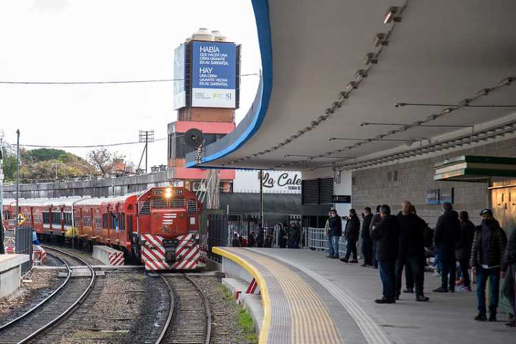 El intendente Gustavo Posse asistió a la apertura del nuevo andén con dirección a Retiro en el marco del plan integral de obras del gobierno nacional para la red metropolitana de trenes. Estación Boulogne  - Belgrano Norte