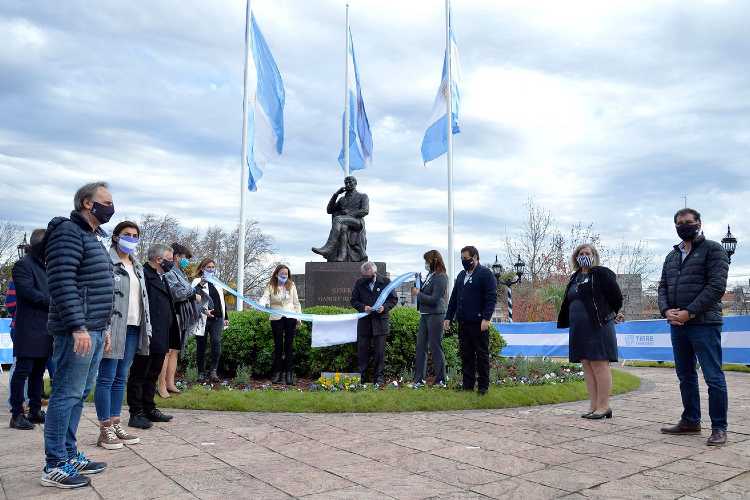 Fueron más de 6 mil estudiantes los que formalizaron el voto de lealtad desde sus hogares a través de las redes sociales del Municipio, en una ceremonia que encabezó el intendente Julio Zamora junto al monumento a Belgrano.
