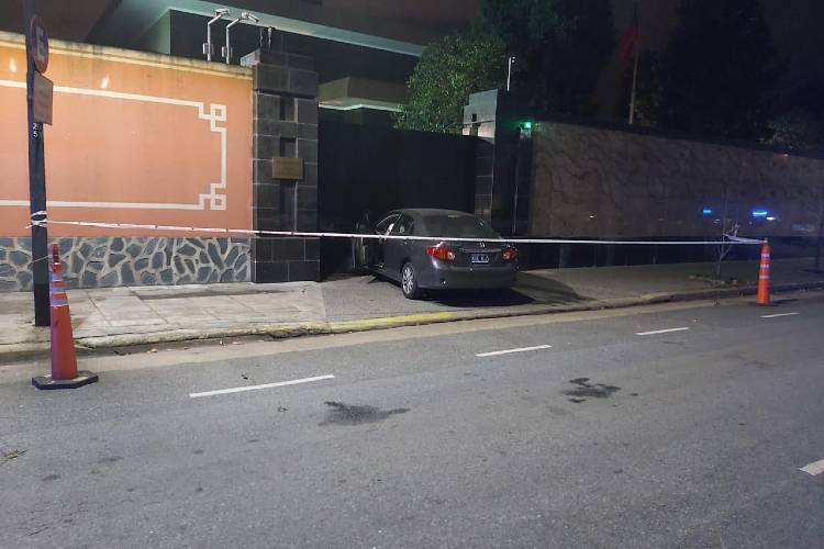 Un vecino de Tigre chocó un auto contra el portón de la Embajada de China