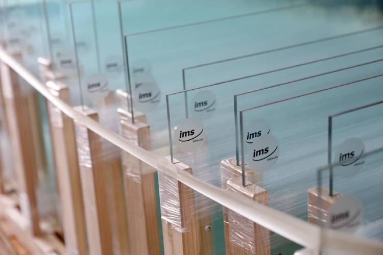 En el marco de la pandemia de coronavirus la empresa IMS donó una importante cantidad de paneles protectores para comercios de Tigre. Las Concejalas de FR Tigre Visitaron la Planta.