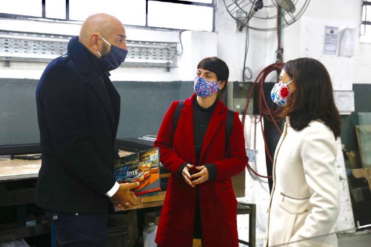 En el marco de la pandemia de coronavirus la empresa IMS donó una importante cantidad de paneles protectores para comercios de Tigre. Las Concejalas de FR Tigre Visitaron la Planta.