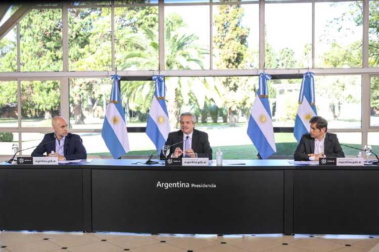 El presidente Alberto Fernández anunció esta tarde que el Área Metropolitana de Buenos Aires volverá a una fase estricta del aislamiento social preventivo y obligatorio, entre el 1 y el 17 de julio, para enfrentar la pandemia de coronavirus COVID-19.
