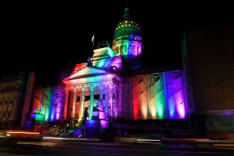 Por primera vez, el Congreso Argentino se ilumina con los colores de la diversidad
