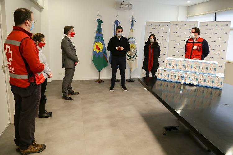 Vicente López recibió 100 termómetros donados por la Cruz Roja Vicente López recibió 100 termómetros donados por la Cruz Roja