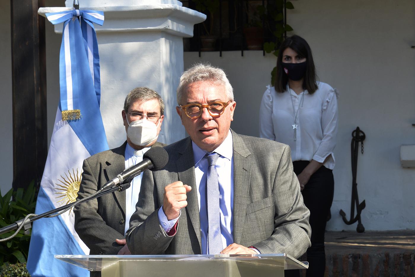 Tigre festejó su día, en el 214° aniversario del desembarco de Santiago de Liniers. El intendente Julio Zamora, el párroco de la Inmaculada Concepción de Tigre, Cote Quijano, autoridades municipales y representantes del Instituto de Estudios Históricos participaron de una transmisión en vivo por el Facebook oficial del Municipio desde el Museo de la Reconquista.
