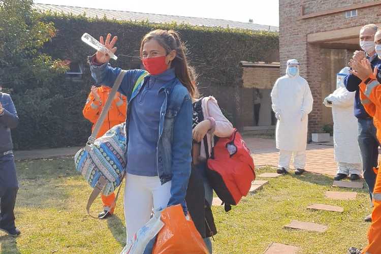 las primeras vecinas dadas de alta tras cumplir 14 días en ese lugar: Andrea Morena y su hija Lara, de 10 años.