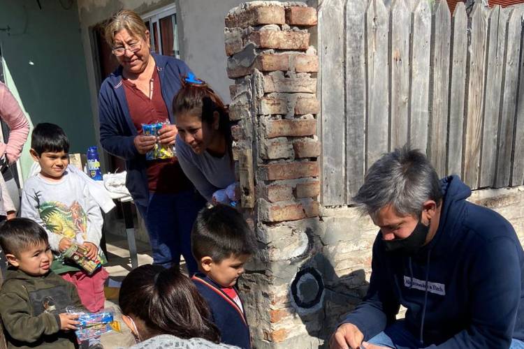 Concejales del FR Todos y los jóvenes de ONG Compromiso por Tigre entregaron golosinas y juguetes en el día de la Infancia