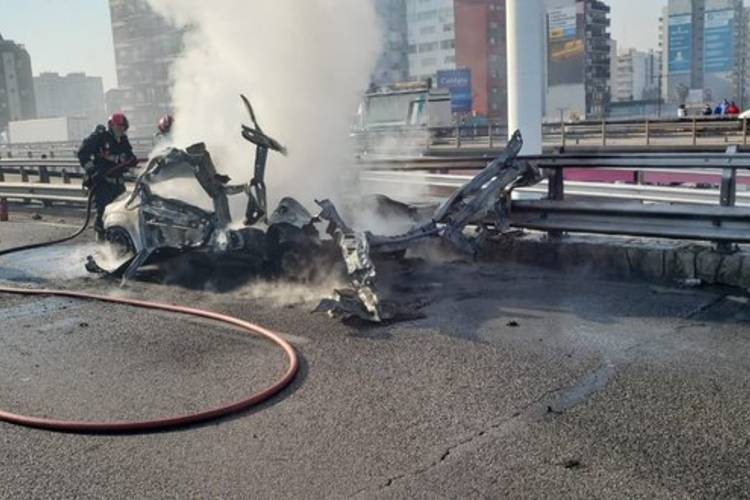 Un vehículo explotó tras incendiarse en la avenida General Paz