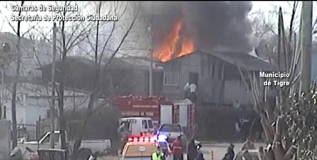 Controlan peligroso incendio de un depósito en Rincón de Milberg Controlan peligroso incendio de un depósito en Rincón de Milberg