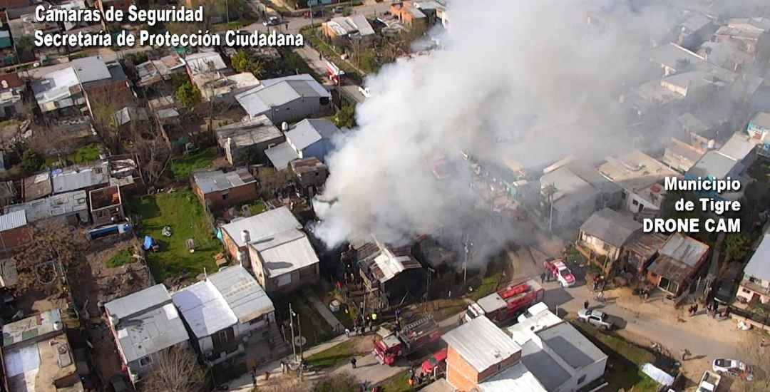 Controlan peligroso incendio de un depósito en Rincón de Milberg Controlan peligroso incendio de un depósito en Rincón de Milberg