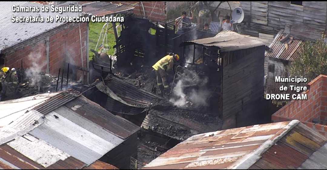 Controlan peligroso incendio de un depósito en Rincón de Milberg Controlan peligroso incendio de un depósito en Rincón de Milberg