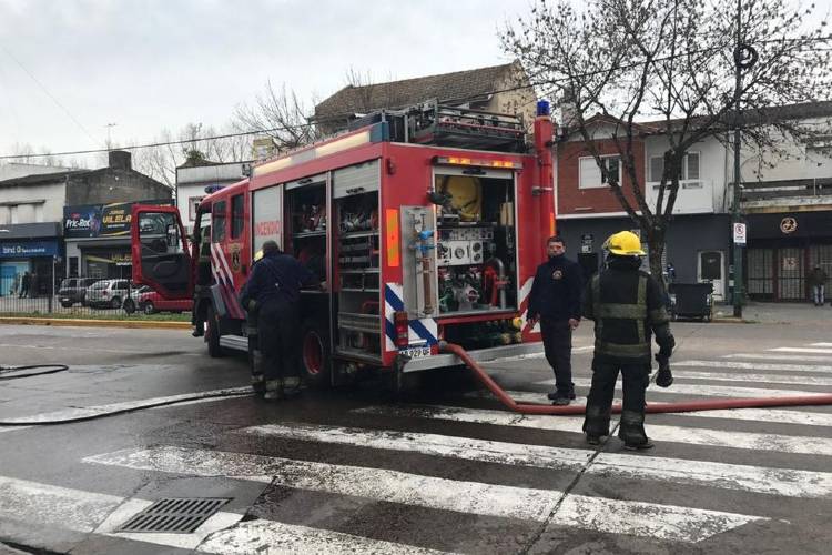 El incendio de un colectivo en San Isidro causó alarma entre los vecinos