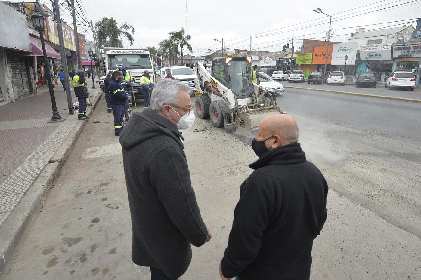 Julio Zamora supervisó la puesta en valor de la Comisaría de la Mujer y los trabajos de bacheo en la Ruta 197 Julio Zamora supervisó la puesta en valor de la Comisaría de la Mujer y los trabajos de bacheo en la Ruta 197