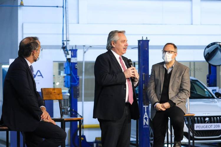 Alberto Fernández participó del lanzamiento del nuevo Peugeot 208 Alberto Fernández participó del lanzamiento del nuevo Peugeot 208
