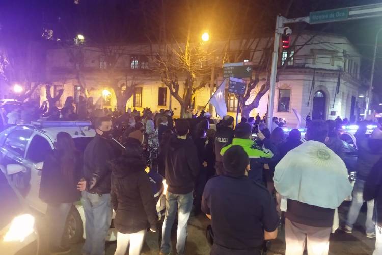 Policías Bonaerenses protestan en la Jefatura Departamental de Tigre Policías Bonaerenses protestan en la Jefatura Departamental de Tigre