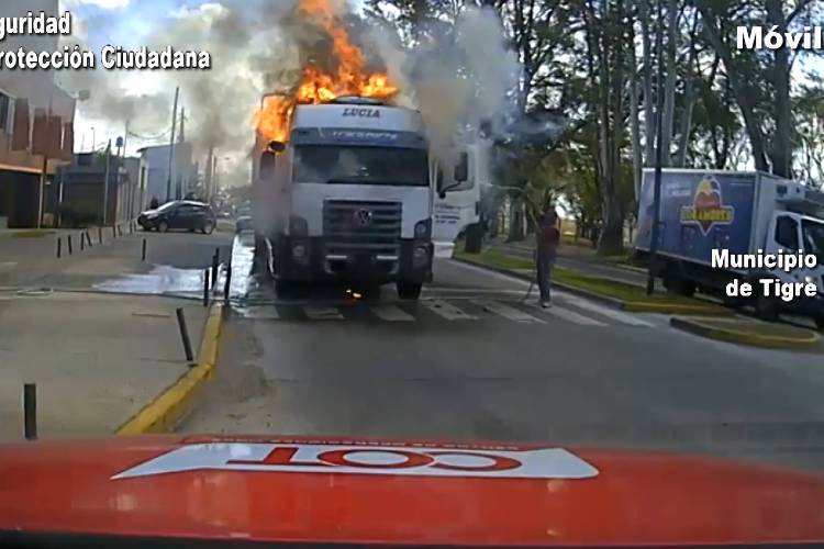 Tigre: Controlan el incendio de un camión en Ricardo Rojas Tigre: Controlan el incendio de un camión en Ricardo Rojas