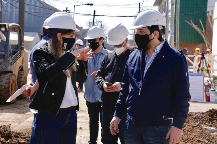 Malena Galmarini y Fernando Moreira recorrieron una obra cloacal en San Martín Malena Galmarini y Fernando Moreira recorrieron una obra cloacal en San Martín