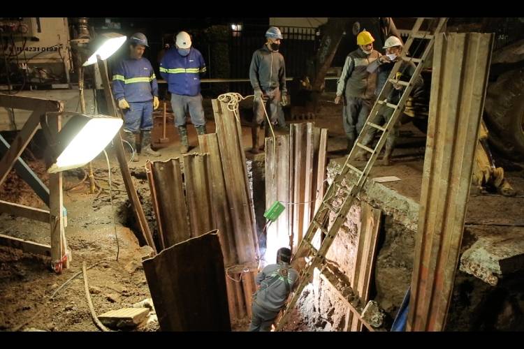 AySA repara una importante cañería de agua en Carapachay AySA repara una importante cañería de agua en Carapachay