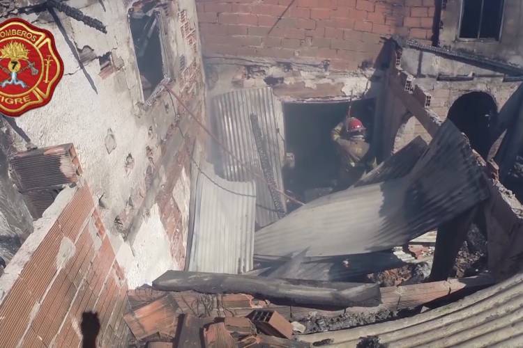 Impactante incendio en una casa de Troncos del Talar