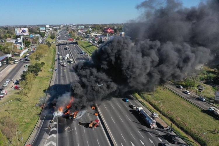 Impactante incendio de dos camiones en la Panamericana