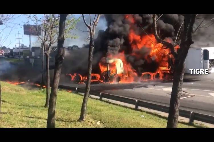 Video: Así fue el Triple choque y explosión en Panamericana Video: Así fue el Triple choque y explosión en Panamericana