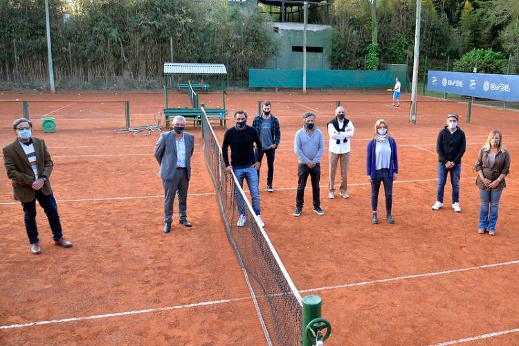 Julio Zamora y Mariano Zabaleta monitorear el protocolo sanitario para la práctica de tenis en Tigre