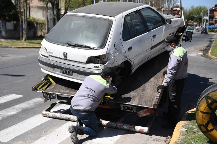 En San Fernando remueven vehículos abandonados en la vía pública
