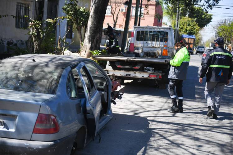 En San Fernando remueven vehículos abandonados en la vía pública