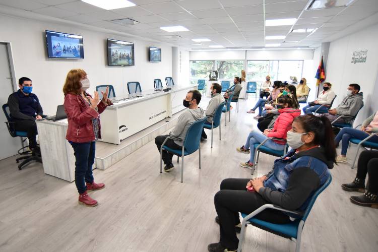l intendente de San Martín, Fernando Moreira, participó de la entrega de nuevos créditos del Programa Construir Dignidad l intendente de San Martín, Fernando Moreira, participó de la entrega de nuevos créditos del Programa Construir Dignidad